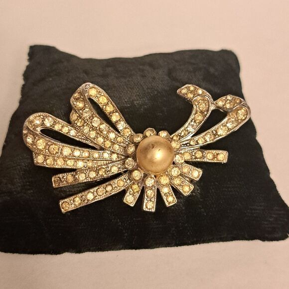 Vintage Brooch Bow Shape With Rhinestone Silver Tone Faux Pearl - Picture 3 of 6